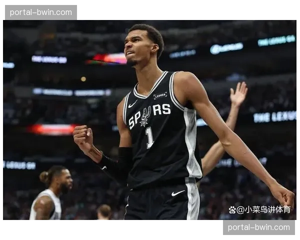 黄蜂新秀克尼佩尔破队史三分纪录:无球跑动创造空间战术解析